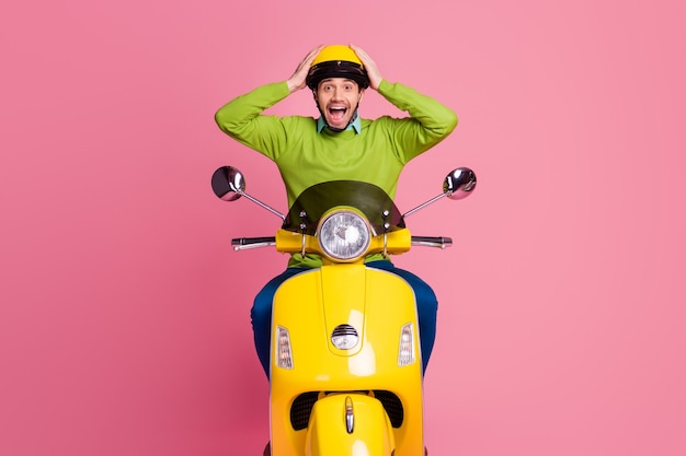 Портрет радостного парня, едущего на мотоциклетном шоу, реакция