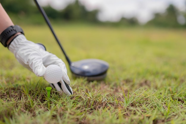 Photo portrait of golfer asian woman holding golf wood at the country clubhappy woman conceptput golf on pin