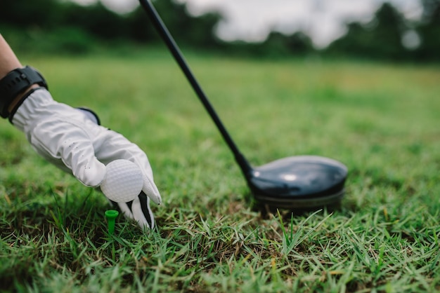 Photo portrait of golfer asian woman holding golf wood at the country clubhappy woman conceptput golf on pin