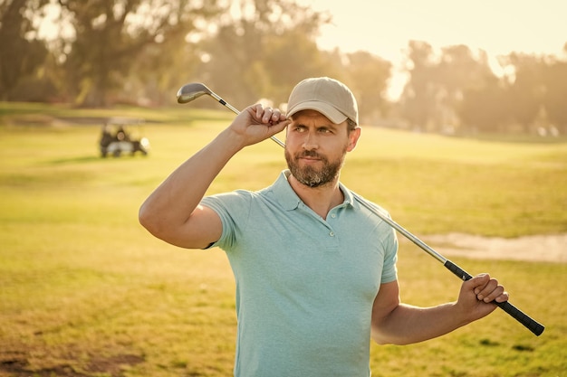 Photo portrait of golfer in cap with golf club in cap sport