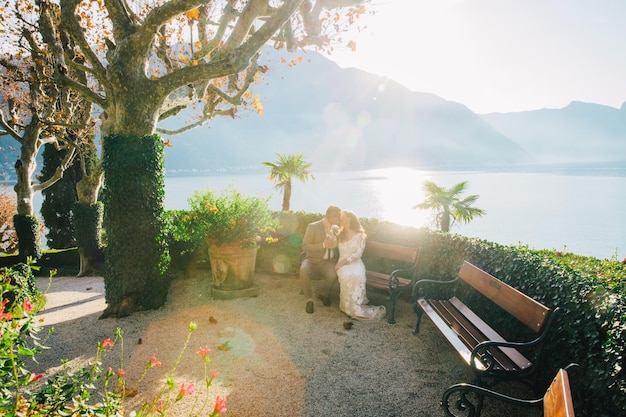 이탈리아의 화려한 웨딩 커플의 초상화