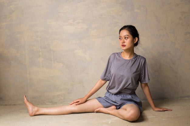 ヨガを練習しているゴージャスな若いアジアの女性の肖像画