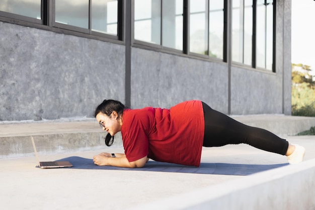 Foto ritratto di splendida giovane donna che pratica yoga all'aperto. bella ragazza pratica cobra asana in classe. calma e relax, felicità femminile. sfondo orizzontale e sfocato