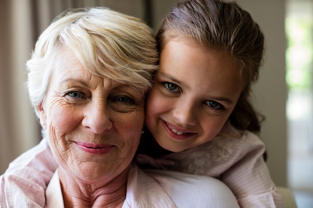 Photo portrait of granddaughter embracing her grandmother