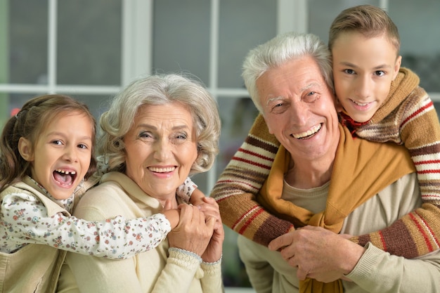 Photo portrait of grandparents with grandchildren close up