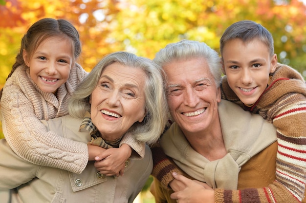 Photo portrait of grandparents with grandchildren