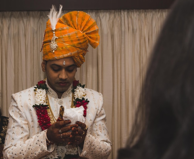 Photo portrait of groom praying to god on his wedding