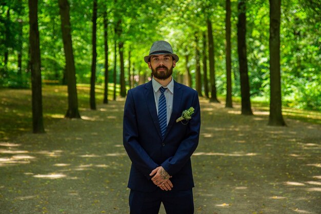 Foto ritratto dello sposo in piedi nella foresta