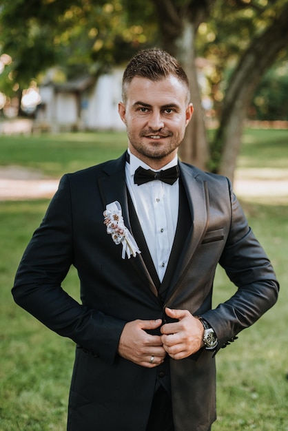 Photo portrait of groom standing at park
