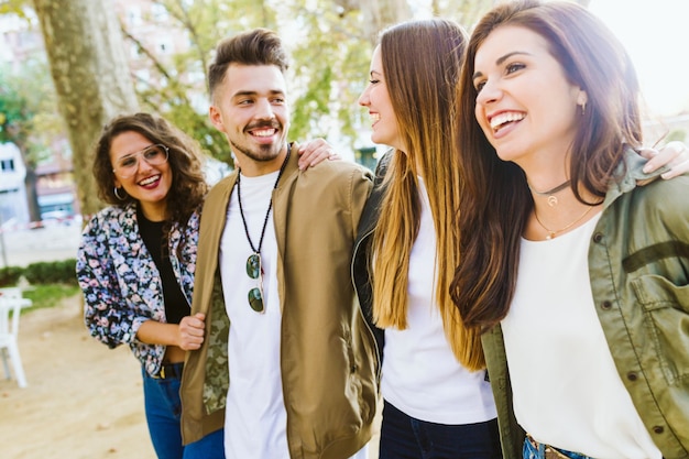 Photo portrait of group of friends enjoying time in the street.