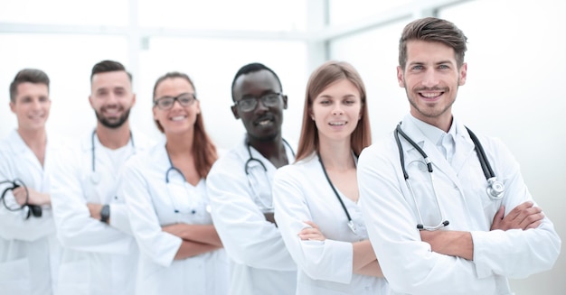 Портрет группы улыбающихся коллег из больницы, стоящих вместе