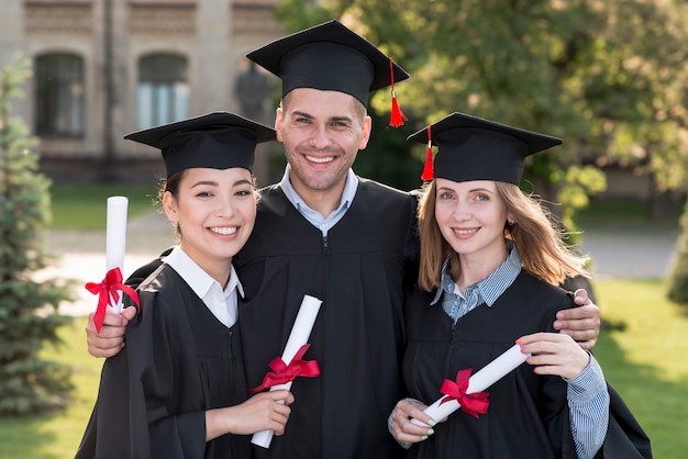 Ritratto di gruppo di studenti che celebrano la loro laurea