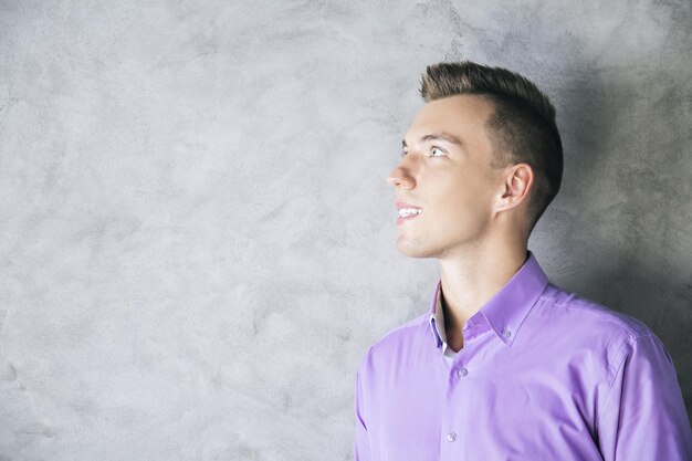 Photo portrait of guy in purple shirt