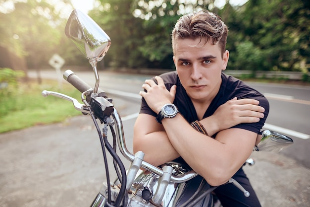 Photo portrait of a guy sitting on a motorcycle