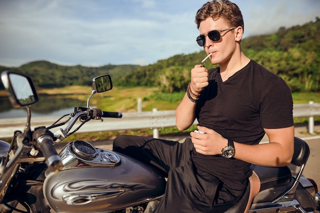 Photo portrait of a guy sitting on a motorcycle