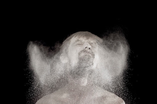 Photo portrait of a guy in white powder
