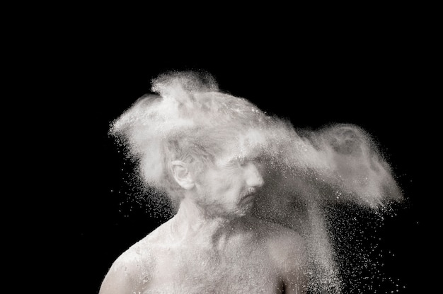 Foto ritratto di un ragazzo in polvere bianca