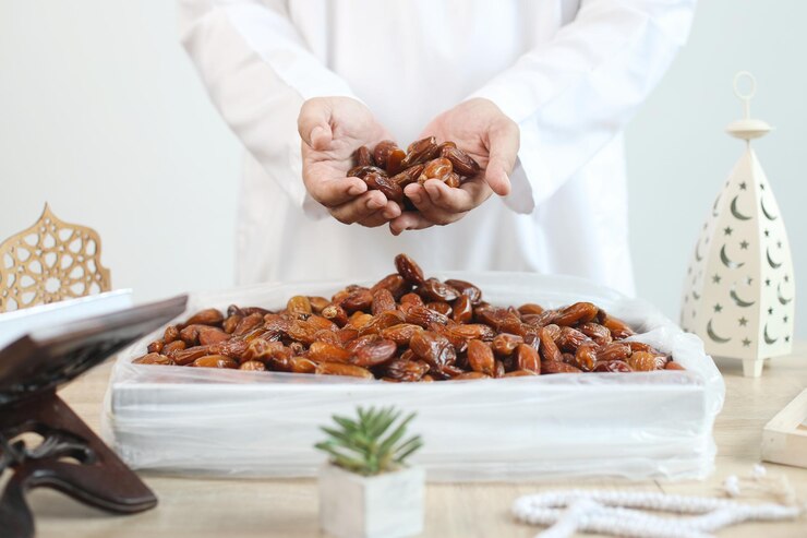 Photo portrait of handful dates fruit for iftar ramadan