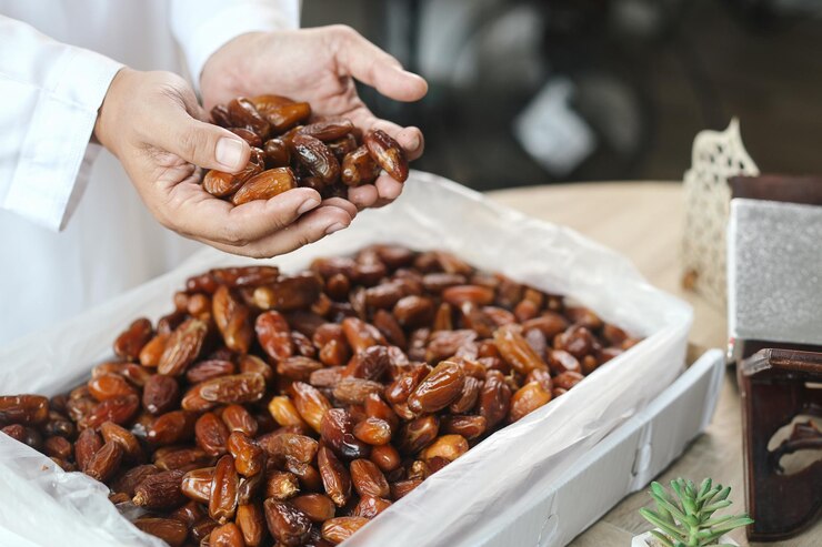 Photo portrait of handful dates fruit for iftar ramadan