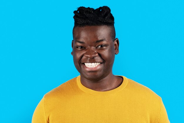 Photo portrait of handsome african american male with braided hair smiling at camera