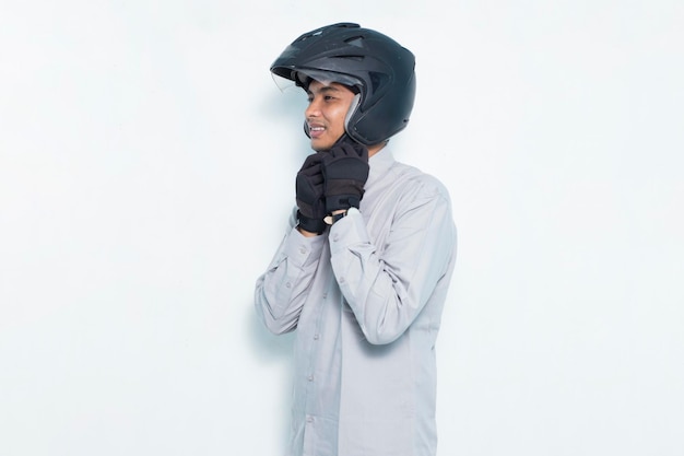 Портрет красивого азиатского человека с мотоциклетным шлемом на белом фоне