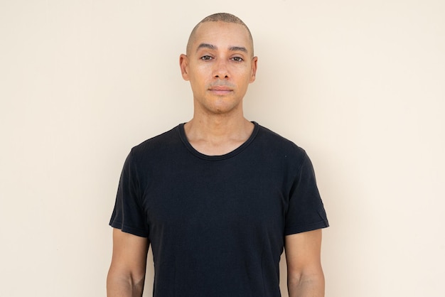 Photo portrait of handsome bald man wearing tshirt
