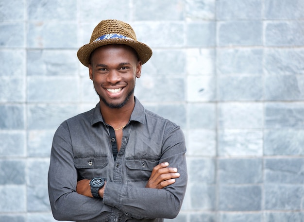 Photo portrait of a handsome black man looking at camera