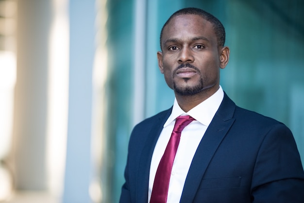 Photo portrait of an handsome businessman in a business environment