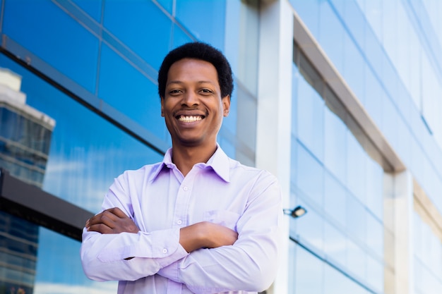 Photo portrait of an handsome businessman outdoor.