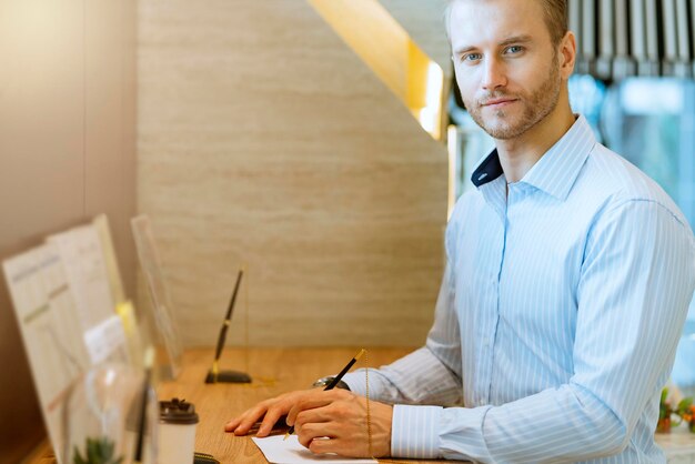 Photo portrait of handsome businessman working in office