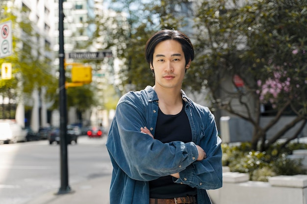 Photo portrait of handsome confident japanese man holding arms crossed wearing stylish casual outfit