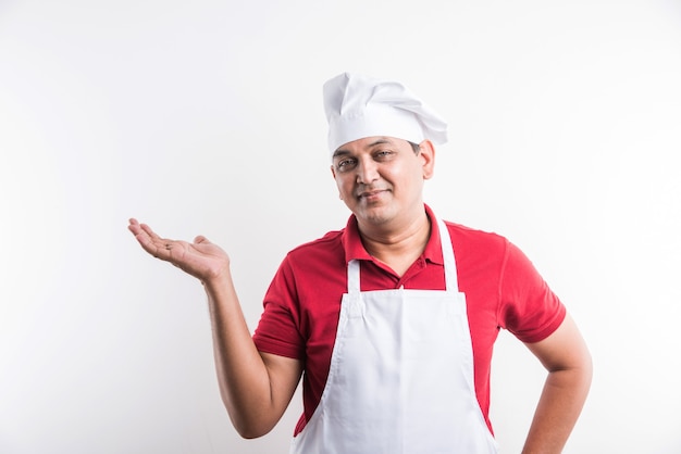 Портрет красивого индийского шеф-повара, позирующего во время занятий