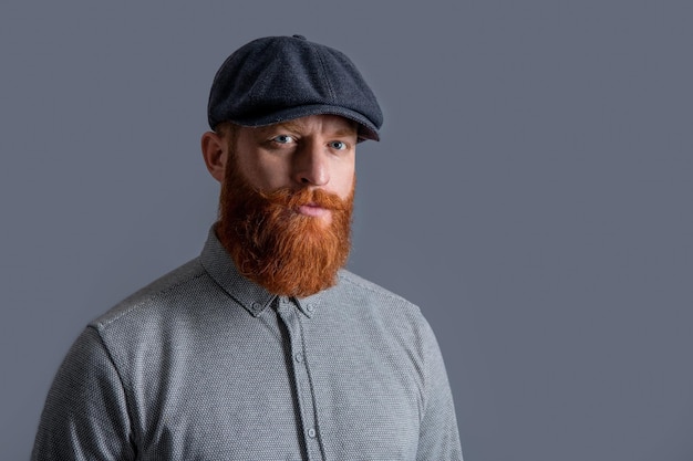 Ritratto di bell'uomo irlandese uomo barbuto con faccia seria uomo con la barba lunga con barba e baffi