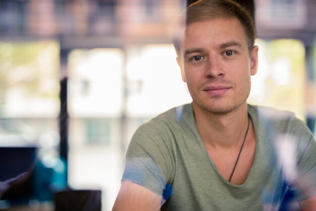 Photo portrait of handsome man relaxing in the coffee shop