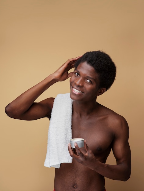 Foto ritratto di un bell'uomo che sorride mentre si pettina i capelli