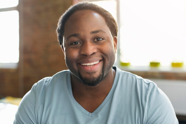 Photo portrait of handsome man smiling