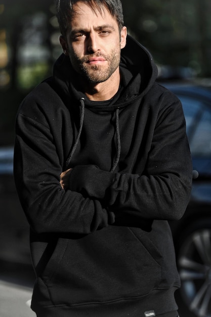 Photo portrait of handsome man standing outdoors