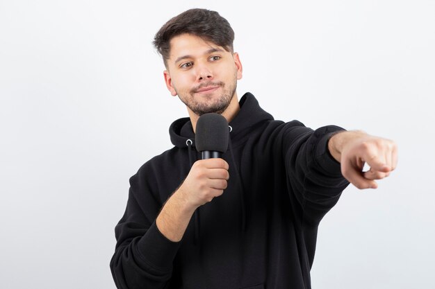 Foto ritratto del cantante bello che canta ha colpito nel microfono