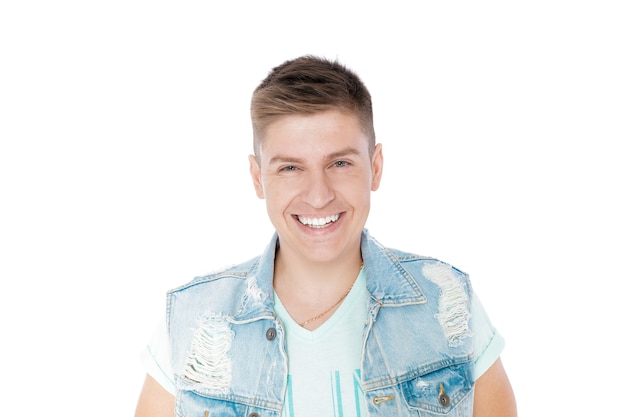 Портрет красивого улыбающегося молодого человека в изолированной джинсовой ткани