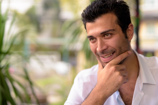 Портрет красивого турецкого мужчины, расслабляющегося в кафе в районе Бангкока