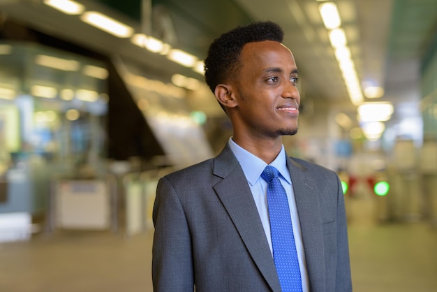 スーツとネクタイを身に着けているハンサムな若いアフリカのビジネスマンの肖像画