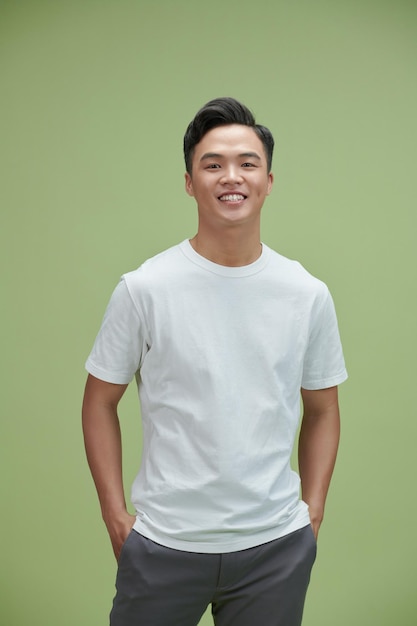 ハンサムな若いアジア人男性の肖像画
