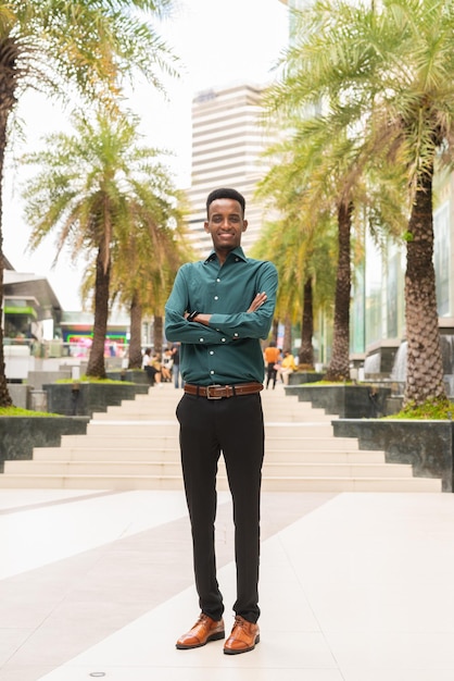 Photo portrait of handsome young black man outdoors in city