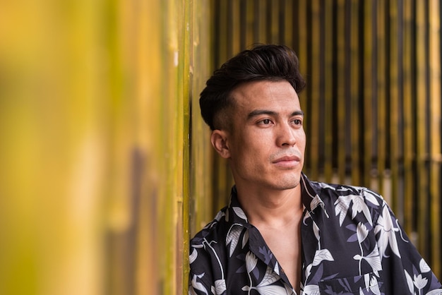 Photo portrait of handsome young man outdoors during summer