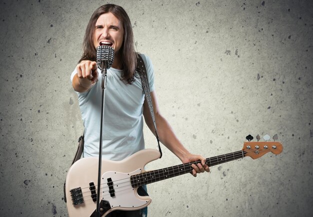 Foto ritratto di bel giovane suonare la chitarra