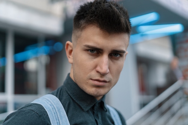 Photo portrait of a handsome young man with backpack