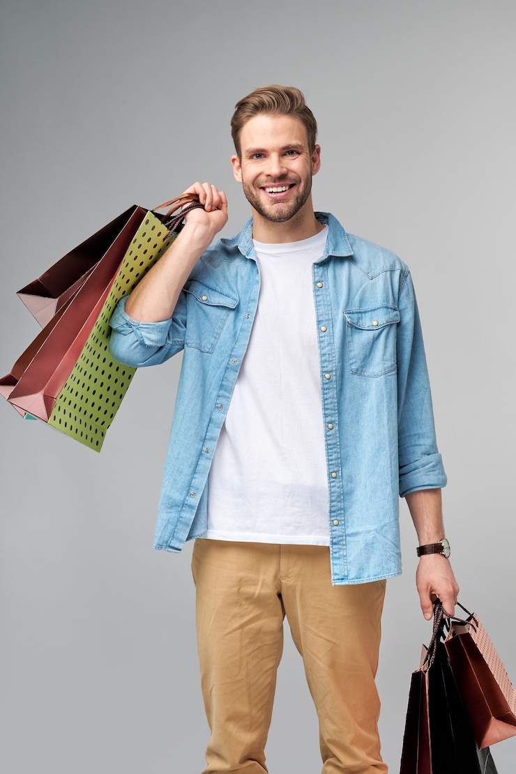 Photo portrait of a handsome young man with shopping bags