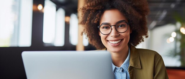 Photo portrait of happy african american casual businesswoman using tablet in office