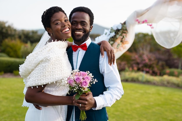 Photo portrait of happy african american couple holding hands during wedding