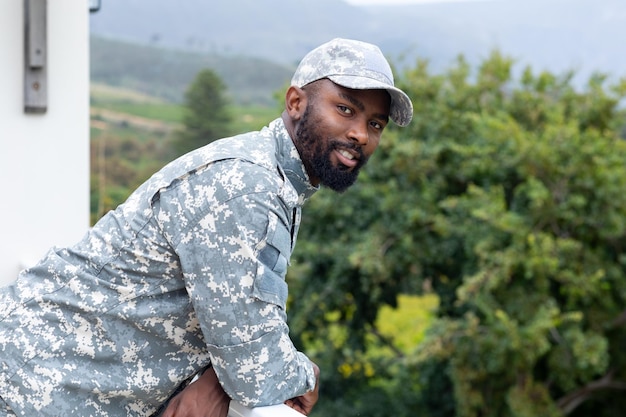 Foto ritratto di un felice soldato maschio afroamericano che indossa l'uniforme militare sulla terrazza